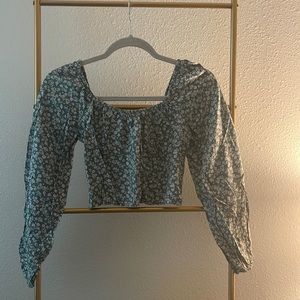 Long sleeve forest green crop top from Hollister Size XS. Light, breezy wear.